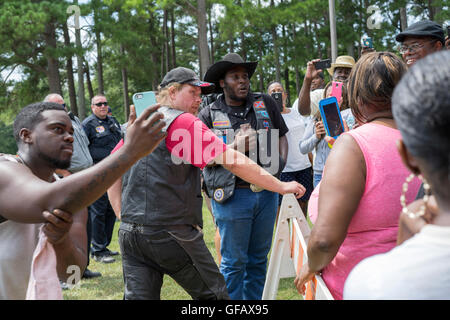 Les téléphones portables ont été dehors et mots ont été dit lors d'un rassemblement à Tupelo, Mme le samedi 30 juillet. Gens de Black vit et Blue vit question étaient présents pour faire entendre leur voix. Crédit : Tim Thompson/Alamy Live News Banque D'Images