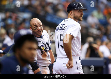 Saint Petersburg, Florida, USA. 30 juillet, 2016. Vous VRAGOVIC | fois.Bien que fonctionnaires examen, Rays de Tampa Bay de premier but Steve Pearce (28) montres la lecture sur le tableau de bord de sa tentative de voler le deuxième dans la quatrième manche du match entre les Yankees de New York et les Rays de Tampa Bay au Tropicana Field à Saint-Pétersbourg, en Floride, le samedi, 30 juillet, 2016. L'appel sur le terrain a été confirmé, l'extérieur. © Vous Vragovic/Tampa Bay Times/ZUMA/Alamy Fil Live News Banque D'Images