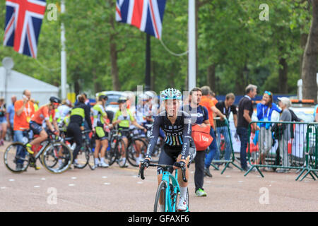Londres, Royaume-Uni, 30 juillet 2016. Prudential RideLondon Classique. Alice Barnes (gouttes Cycling Team) a terminé 10e, juste derrière sa sœur, dans l'RideLondon Classique - un 66km de course qui fait partie de l'UCI World Tour. Credit : Clive Jones/Alamy Live News Banque D'Images