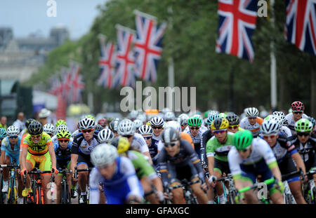 Le centre de Londres, Royaume-Uni, le 30 juillet 2016. Prudential RideLondon Classique. Riders descendent le centre commercial au cours de la Prudential RideLondon Classique Pro féministe critérium, partie de la Prudential RideLondon Festival de week-end à vélo. Samedi 30 Juillet, 2016. @ David Partridge / Alamy Live News Banque D'Images