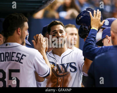 Saint Petersburg, Florida, USA. 30 juillet, 2016. Vous VRAGOVIC | fois.Rays de Tampa Bay center fielder Kevin Kiermaier (39) dans l'étang après avoir marqué sur le seul par Rays de Tampa Bay droit fielder Steven Souza Jr. (20) dans la septième manche du match entre les Yankees de New York et les Rays de Tampa Bay au Tropicana Field à Saint-Pétersbourg, en Floride, le samedi, 30 juillet, 2016. © Vous Vragovic/Tampa Bay Times/ZUMA/Alamy Fil Live News Banque D'Images