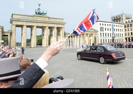 Berlin, Allemagne. 26 Juin, 2015. Fichier - La reine Elizabeth II et le Prince Philip passant le Paris place en face de la porte de Brandebourg à Berlin, Allemagne, 26 juin 2015 PHOTO : RAINER JENSEN/dpa/Alamy Live News Banque D'Images
