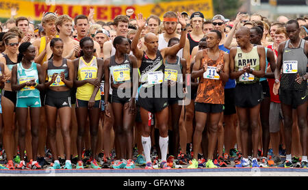 Davenport, Iowa, États-Unis. 30 juillet, 2016. Deux fois Quad-City Times Bix 7 gagnant Meb Keflezighi Crédit : John Schultz/Quad-City Times/ZUMA/Alamy Fil Live News Banque D'Images