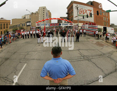 Davenport, Iowa, États-Unis. 30 juillet, 2016. Pryor au début de l'Quad-Cityfois Bix 7, Samedi 30 juillet 2016, sur la rue Brady dans Davenport. Crédit : John Schultz/Quad-City Times/ZUMA/Alamy Fil Live News Banque D'Images