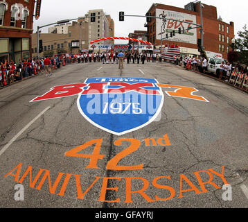 Davenport, Iowa, États-Unis. 30 juillet, 2016. Pryor au début de l'Quad-Cityfois Bix 7, Samedi 30 juillet 2016, sur la rue Brady dans Davenport. Crédit : John Schultz/Quad-City Times/ZUMA/Alamy Fil Live News Banque D'Images