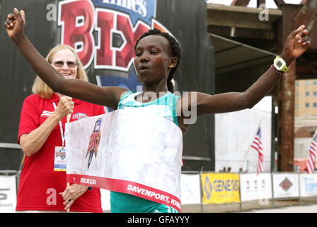 Davenport, Iowa, États-Unis. 30 juillet, 2016. Mary Keitany du Kenya remporte la division féminine de l'Quad-City Times BIX7 avec un temps de 35:18, un nouveau record pour les coureuses Samedi, 30 juillet 2016. Crédit : Kevin E. Schmidt/Quad-City Times/ZUMA/Alamy Fil Live News Banque D'Images