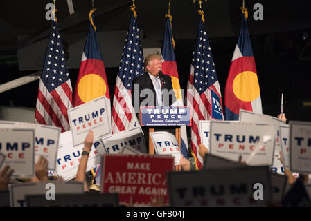 Denver, Colorado, États-Unis. 29 juillet, 2016. Le candidat présidentiel de l'atout de Donald fait une campagne pour arrêter le président de Denver à la Wings Over the Rockies Air and Space Museum. © Dejan Smaic/ZUMA/ZUMAPRESS.com/Alamy fil Live News Banque D'Images