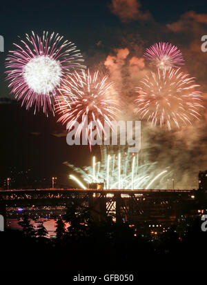 Vancouver, Canada. 30 juillet, 2016. D'artifice Disney équipe des États-Unis affiche ses artifices à la 26e Fête de la lumière de Vancouver à Vancouver, Canada, le 30 juillet 2016. L'équipe de Floride USA artifice Disneyland affiche ses fireworks comme dernier spectacle de Vancouver 26 Célébration de la lumière. © Liang Sen/Xinhua/Alamy Live News Banque D'Images