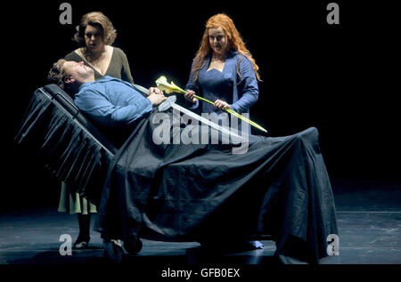 Bayreuth, Allemagne. 22 juillet, 2016. Document - 'Tristan et Isolde', photo de répétition en 2016, l'Acte 3 : Stephan Gould comme Tristan, Christa Meyer comme Brangaene et Petra Lang comme Isolde. L'opéra de Wagner sera présentée au Festival de Bayreuth le 01 août 2016. Photo : Bayreuther Festspiele/Enrico Nawrath/dpa (à l'ATTENTION DES RÉDACTEURS : crédit obligatoire : "Photo : Bayreuther Festspiele/Enrico Nawrath/dpa' - l'utilisation d'INTERNET QUE JUSQU'À UNE TAILLE MAXIMALE DE 800 X 800 PIXELS Document usage éditorial uniquement/PAS DE VENTES)/dpa/Alamy Live News Banque D'Images