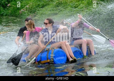 Thorney, Somerset, Royaume-Uni. 31 juillet, 2016. Jeux de plaine. Les concurrents participent à la course annuelle des Jeux de plaine Raft sur la rivière Parrett dans le Somerset. Des centaines s'est avéré dans la chaleur pour regarder les Jeux gLowland qui comprend des événements tels que Hay Bale course, "Femme", son fleuve transportant un Knock Out, Lutte, boue et Chunder Défi. Les jeux, a commencé en 1984, ont lieu chaque année dans le village de plaine inondée de Thorney qui est devenu pour la première fois depuis des siècles durant le Somerset inondations en janvier 2014. Crédit : Tom Jura/Alamy Live News Banque D'Images