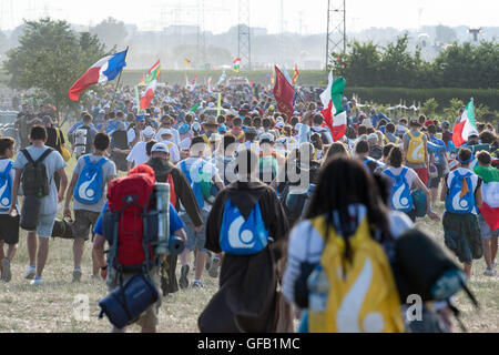 La Pologne, damnak. 30 juillet, 2016. Les pèlerins qui participent à la Journée mondiale de la Jeunesse 2016 arrivent pour la veillée avec le Pape François au Campus Misericordiae Damnak dans, Pologne, 30 juillet 2016. La Journée mondiale de la Jeunesse 2016 est tenue à Cracovie et à proximité de Damnak 26 au 31 juillet. Foto : Armin Weigel/dpa/Alamy Live News Banque D'Images