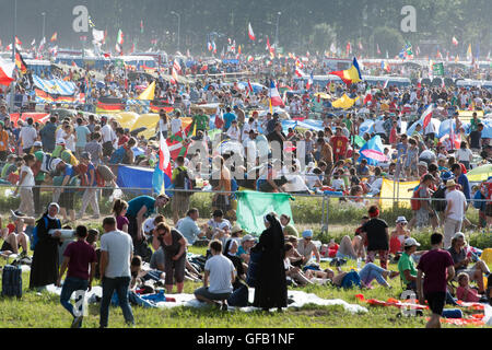 La Pologne, damnak. 30 juillet, 2016. Les pèlerins qui participent à la Journée mondiale de la Jeunesse 2016 attendre la veillée avec le Pape François au Campus Misericordiae Damnak dans, Pologne, 30 juillet 2016. La Journée mondiale de la Jeunesse 2016 est tenue à Cracovie et à proximité de Damnak 26 au 31 juillet. Foto : Armin Weigel/dpa/Alamy Live News Banque D'Images