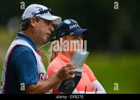 Golf de Woburn, Milton Keynes, UK. 31 juillet, 2016. Ricoh Womens Open de Golf, épreuve finale. Charley Hull (Angleterre) entretiens avec son caddy sur la distance. Credit : Action Plus Sport/Alamy Live News Banque D'Images