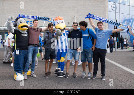 Stade de l'Amex, Brighton, Royaume-Uni. 31 juillet, 2016. Pré saison Friendly Football. Brighton et Hove Albion contre la Lazio. Recueillir des fans à l'extérieur du stade Crédit d'avant-match : Action Plus Sport/Alamy Live News Banque D'Images