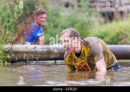 Ortie tough guy Warrior 2016 concurrent, près de Wolverhampton UK à l'assemblée annuelle de l'été parcours Banque D'Images