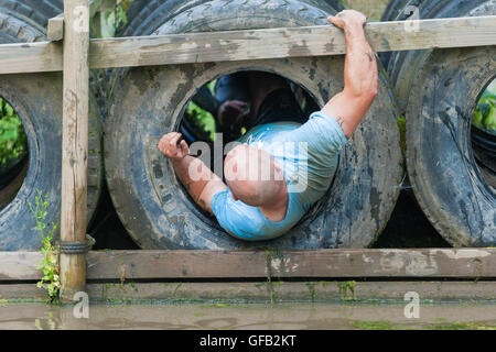 Ortie tough guy Warrior 2016 concurrent, près de Wolverhampton UK à l'assemblée annuelle de l'été parcours Banque D'Images