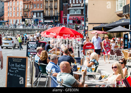 Front de l'Anglais à Ramsgate avec des gens assis à des tables et des chaises à l'ombre des parasols, prendre un verre au cours de temps très chaud en été. Banque D'Images