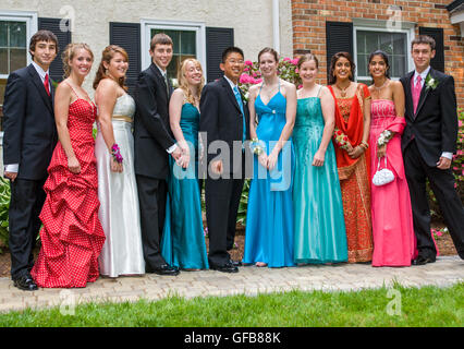 Les adolescents en robes, costumes, smokings et prêt pour l'événement senior high school prom Banque D'Images