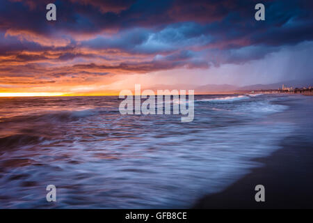 Tempête spectaculaire coucher du soleil et des vagues dans l'océan Pacifique, vu à Venice Beach, Los Angeles, Californie. Banque D'Images