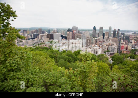 Montréal - le 26 mai 2016 : vue sur le centre-ville de Montréal depuis le sommet du Mont Royal Park. Banque D'Images