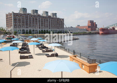 Montréal - le 27 mai 2016 : Situé à une courte distance du quartier historique, le Vieux Port de Montréal, offre une plage urbaine Banque D'Images