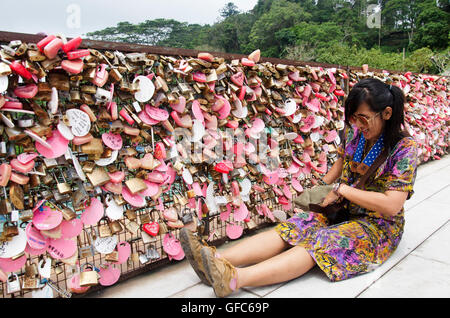 Les femmes thaïlandaises voyageurs billet et portrait Love Lock Penang Hill zone le 26 avril 2016 à Penang, Malaisie Banque D'Images
