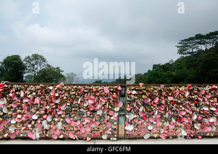 Personne amoureux montrant l'amour par emploi master key lock sur l'acier au net Love Lock Penang Hill zone le 26 avril 2016 à Penang, les Malais Banque D'Images