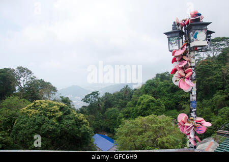 Personne amoureux montrant l'amour par emploi master key lock sur l'acier au net Love Lock Penang Hill zone le 26 avril 2016 à Penang, les Malais Banque D'Images