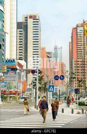 Centre-ville de Shenzhen, province de Guangdong, en Chine. Jiablin Street dans le quartier de Lowu avec piétons traversant street Banque D'Images