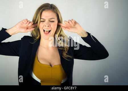 Modèle féminin jolie femme sur fond plein avec copie espace brancher entend loud Banque D'Images