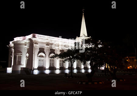 L'éclairage de St George's Church dans la nuit près de Little India à la Georgetown city et le street art de Penang, Malaisie Banque D'Images