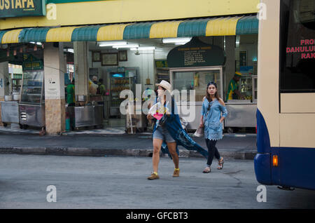 Les thaïlandais voyageur quelques croix sur route à la petite rue indien à George Town et street art salon le 27 avril 2016 à Pe Banque D'Images