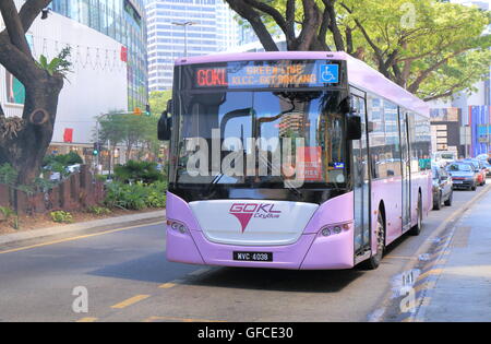 Transport public gratuit GOKL bus passe près de la tour Petronas à Kuala Lumpur en Malaisie. Banque D'Images