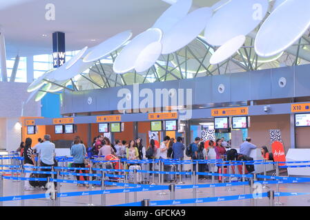 Les gens s'enregistrent à l'Aéroport International KLIA 2 Aéroport de Kuala Lumpur à Kuala Lumpur en Malaisie. Banque D'Images