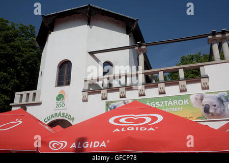 Shop à zoo de Budapest avec des parasols à l'extérieur Banque D'Images