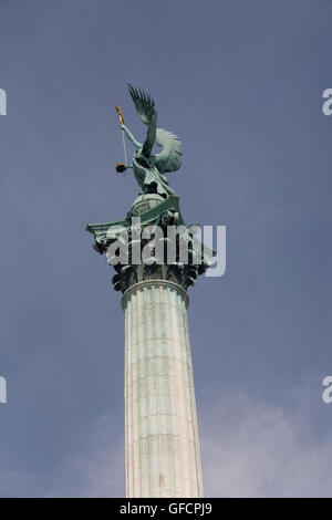 L'Archange Gabriel au sommet du pilier millénaire en place des Héros Banque D'Images