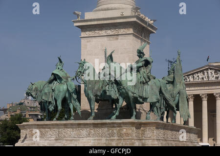 Les figures à cheval à la base du pilier en place des Héros Banque D'Images