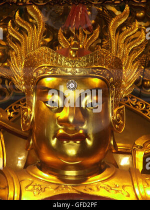 Statue d'un Bouddha d'or géant doré sur le parvis du Temple de le Bouddha de Jade à Shanghai, Chine. Banque D'Images