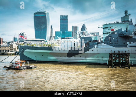 Le HMS Belfast un ancien croiseur de la Royal Navy, maintenant un musée flottant, dans le Port de Londres sur la Tamise à Londres, Royaume-Uni Banque D'Images