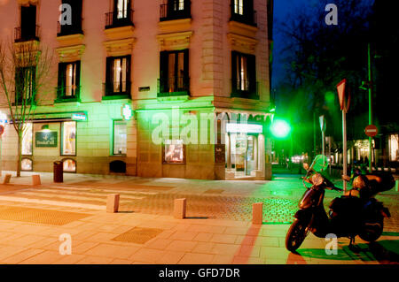 Devoir de pharmacie, vision de nuit. Claudio Coello street, Madrid, Espagne. Banque D'Images