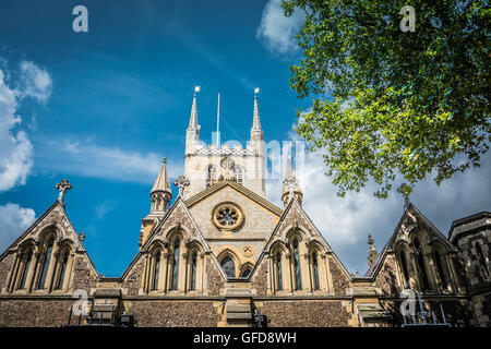 La tour de la cathédrale de Southwark (St Mary Overie), Southwark, Londres, SE1, Angleterre, ROYAUME-UNI Banque D'Images