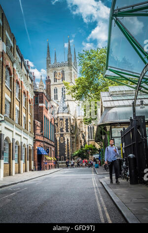 Une jolie petite rue menant à la cathédrale de Southwark à Londres, Royaume-Uni Banque D'Images