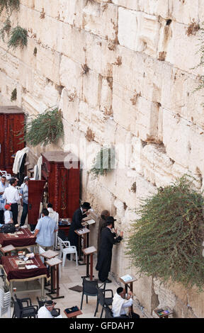 Jérusalem : les hommes juifs priant devant le Mur occidental, Mur Occidental ou Kotel, survivant reste de le Mont du Temple, l'endroit le plus saint de l'hébraïsme Banque D'Images