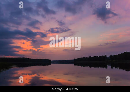 Coucher du soleil à un lac dans le Parc National de Aukstaitija, Lituanie Banque D'Images