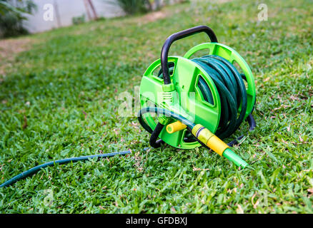 Tube en caoutchouc pour l'arrosage des plantes dans le jardin. Banque D'Images
