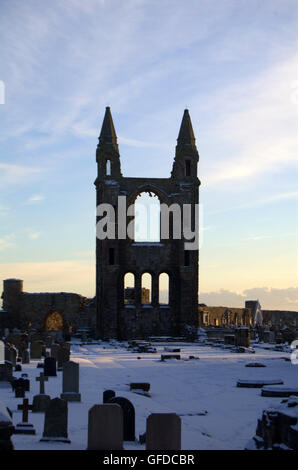 La Cathédrale de Saint Andrew's à l'aube dans la neige, St Andrews, Scotland Banque D'Images