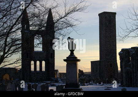 St Andrew's Cathedral et tour de la règle de St à l'aube dans la neige, St Andrews, Scotland Banque D'Images