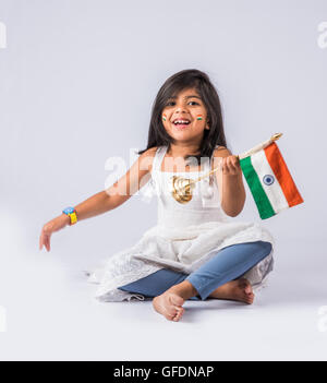 Drapeau de l'Inde et mignonne petite fille indienne, 4 an Indian girl saluting drapeau indien ou tricolore, de l'Inde drapeau & girl Banque D'Images