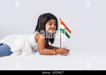 Drapeau de l'Inde et mignonne petite fille indienne, 4 an Indian girl saluting drapeau indien ou tricolore, de l'Inde drapeau & girl Banque D'Images