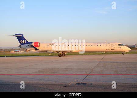 Varsovie, Pologne - 8 juillet : SAS Scandinavian Airlines Canadair CL-600-2D24 de jets régionaux CRJ-900LR Banque D'Images